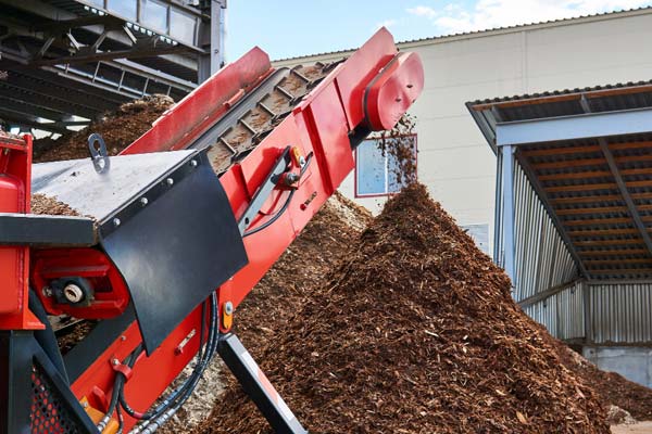 Transportador industrial trituradora de madera que produce astillas de madera de la corteza