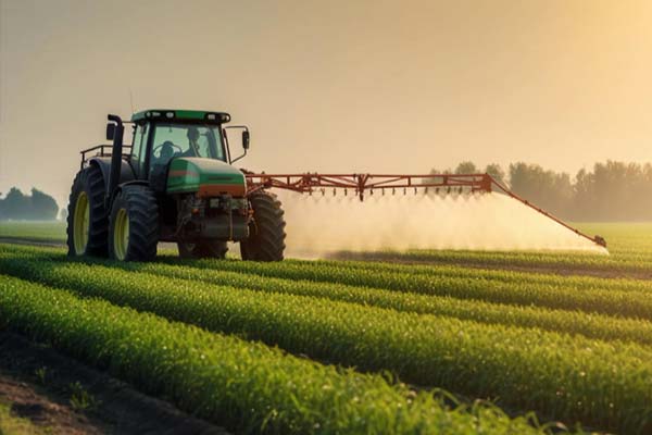 Tractor regando un campo de cultivo