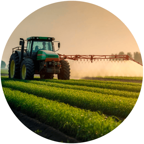 Tractor regando un cultivo